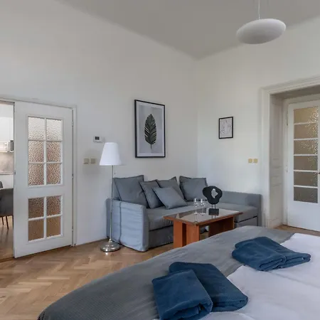 Centrally Located 3Bd Home Near National Museum Prague Exterior photo